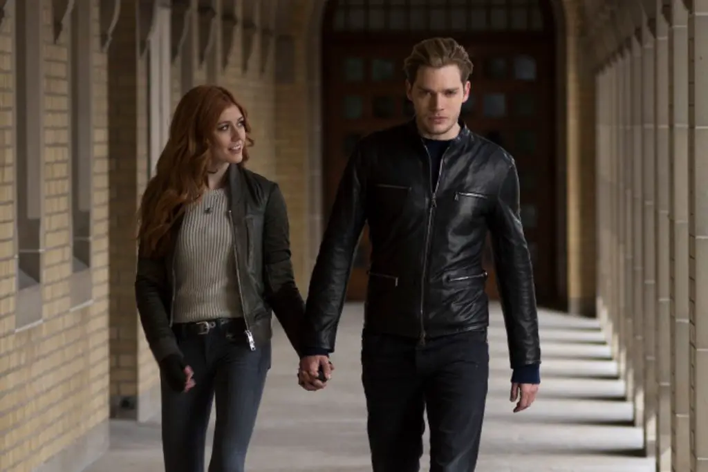 SHADOWHUNTERS: "A Kiss From A Rose" (S3E14): A New Clary Lurking in the Shadows?